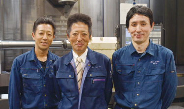 จากซ้ายไปขวา ผู้อำนวยการอาวุโส Norikazu Shirakawa ,ประธาน Shirakawa ,หัวหน้าทีมขึ้นรูปหลายภารกิจ Junichi Hatano